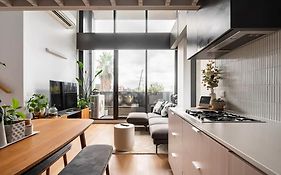 Centrally Located Modern Loft W Free Parking, Infinity Pool, Workspace